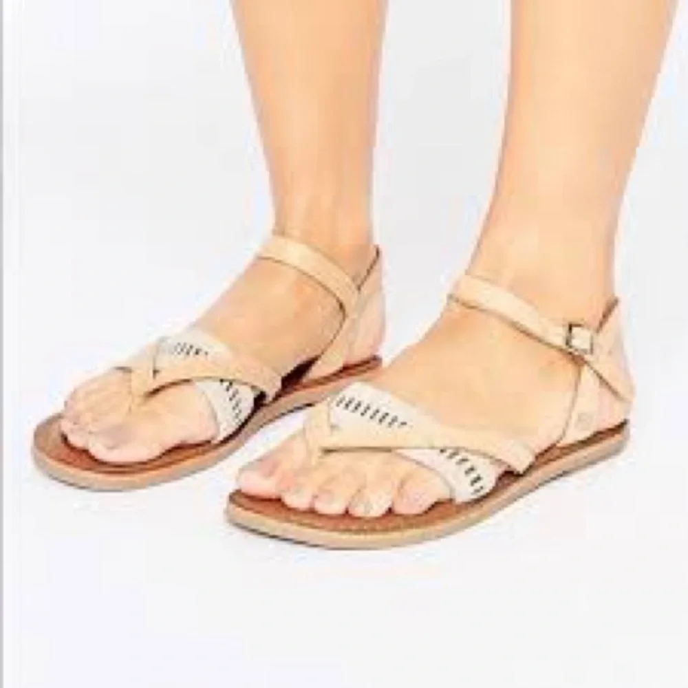 TOMS Lexie sandstorm metallic flat sandals size 7 tan